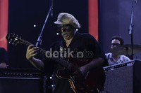 Para penikmat Earth, Wind & Fire yang datang nanti malam, dijamin akan menikmati penampilan penuh selama dua jam! Tanpa band pembuka maupun pengisi acara lainnya, Maurice White Cs itu akan memberikan penampilan terbaik untuk ribuan penggemarnya.