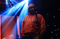 Kapasitas 2.000 orang yang tersedia di Trans Convention Centre ternyata cukup memberikan ruang bagi 1.000 pemegang tike kelas festival untuk berdansa massal. Dengan diiringi musik-musik funk dan disko, tentu lantai dansa itu bertambah semarak.