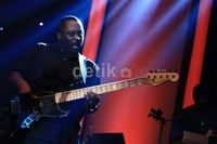 Bagi yang tak ingin berdansa, tenang saja, deretan bangku yang dibungkus kain hitam juga sudah disiapkan. Nantinya, pemegang tiket kelas VIP B Rp. 1.000.000, VIP A Rp. 1.500.000 dan VVIP Rp. 2.000.000 akan ditempatkan di sini.