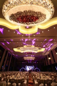 Cahaya lampu berwarna emas menjadi sambutan pertama ketika 300 tamu undangan eksklusif itu membuka pintu. Tentu saja, suasana romantis itu bersala dari tiga lampu kristal raksasa nan mewah yang berada di langit-langit Ballroom Trans Luxury Hotel, Bandung.