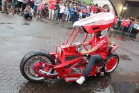 Tunggangannya tidak menganut apa-apa. Putra penuh percaya diri hanya membuat motor modifikasi di kelas extreme tapi sesuai standar yang sudah ditentukan oleh para juri.