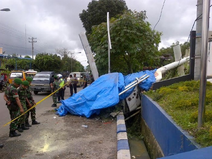 Baling-baling Heli Merusak Tiang Listrik dan Lampu Jalan