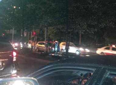 Honda Jazz Nyangkut di Separator Busway Perempatan Ragunan