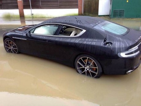 Aston Martin Jadi Korban Banjir