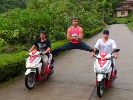 Tiru Van Damme, Pria Ini Split di Skuter yang Berjalan