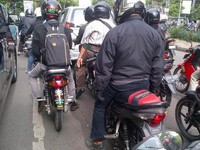Sebuah motor tanpa pelat terlihat di jalanan Jakarta. Pelat nomor saat ini masih langka karena masih dalam proses tender. Kepolisian menjanjikan dalam dua bulan mendatang kondisi ini akan normal.