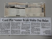 Bagi pemilik motor baru, kadang diberikan kertas fotokopi dari kepolisian mengenai proses lelang pelat nomor. Jadi kertas STNK diganti dengan secarik kertas himbauan atau informasi dari kepolisian. 'Ganti Plat Nomor Butuh Waktu Dua Bulan.' (Foto Ikhsan).