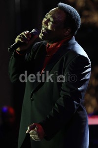 Gala Dinner bersama George Benson ini sangat intim, tak ada jarak antara penyanyi kelahiran 1943 itu dengan penggemar setianya.