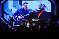 Tak terasa dua jam para tamu di Grand Ballroom The Trans Luxury Hotel Bandung itu ditemani oleh George Benson.