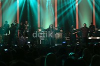 Tepat satu lantai di atas ruangan George Benson yang romantis, Earth, Wind & Fire menggoyang Trans Convention Centre.