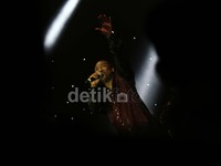 'Got To Get You Into My Life' dan 'Can't Let Go' menjadi awalan kemeriahan Al McKay dan kawan-kawan.