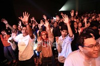 Bak senam pagi, ribuan penonton serentak mengangkat tangannya bergantian kanan dan kiri ketika lagu 'Saturday Night' mengalun.