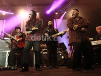 'Boggle Wonderland' dan 'Let's Groove' menutup penampilan hari pertama Earth, Wind & Fire dalam rangkaian konser di Kawasan Terpadu Trans Studio Bandung.