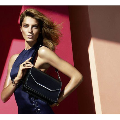 Rumah mode Italia Salvatore Ferragamo memilih supermodel Daria Werbowy. Difoto oleh duo Mert Alas & Marcus Piggott, Daria menampilkan koleksi busana yang ringan, bernuansa safari-pantai dengan suntikan warna cerah sebagai latar untuk mencerahkan visual.