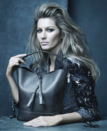 Louis Vuitton ingin memperkenalkan tas terbarunya, Noe drawstring. Menggunakan muse dan ikon seperti Sofia Coppola, Catherine Deneuve, Caroline de Magret, Gisele Bundchen, dan Edie Campbell. Iklan kali ini bernuansa dingin dengan pencahayaan biru yang suram. Ada simbolisasi duka dan awal baru melepas kepergian sang desainer Marc Jacobs yang mengundurkan diri sebagai desainer utama.