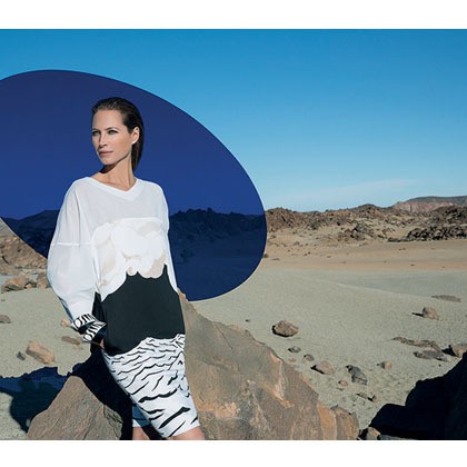 Menggunakan model ikonik yang sudah jarang terekspos kamera nampaknya masih jadi tren untuk pencitraan brand agar semakin eksklusif. Difoto oleh fotografer Belanda, Viviane Sassen untuk rumah mode Missoni di Tenerife, Kepulauan Canary, visual pun terlihat semakin cerah dengan penambahan props grafis yang mencolok mata.