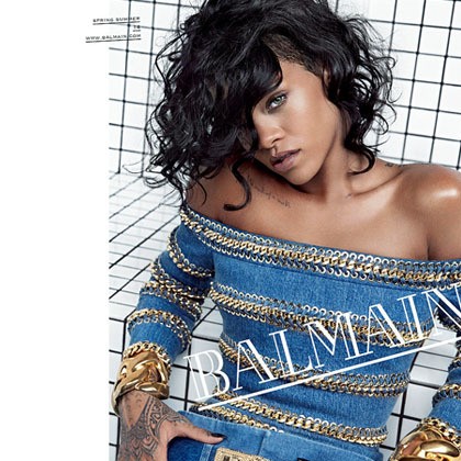 Rihanna memang sudah lama didekati oleh rumah mode Balmain, khususnya sang desainer Olivier Rousteing sebagai muse. Akhirnya di tahun 2014, karakter keras, nakal sekaligus edgy Rihanna dianggap merepresentasikan rumah mode Paris lewat bidikan lensa Inez van Lamsweerde dan Vinoodh Matadin.