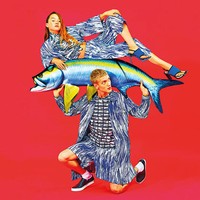 Fotografer Pierpaolo Ferrari bertanggung jawab menghasilkan foto artistik dengan manipulasi digital untuk iklan terbaru Kenzo. Masih dengan dominasi konsep grafis, duo model Devon Aoki dan Paul Boche difoto dengan latar belakang warna merah menyala dengan props ikan. Terlihat sekali pengaruh seni lukis Jepang diaplikasikan dalam foto ini.