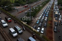 Kendaraan terjebak kemacetan saat melintas di Jalan Sudirman, Jakarta, Senin (30/12/2013).