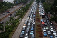 Kemacetan mengular ratusan meter.