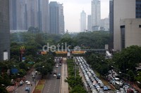 Kemacetan disebabkan sebagian warga masih beraktifitas normal dan merupakan jam pulang kantor.