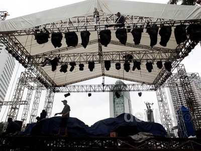 Panggung Hiburan Malam Tahun Baru Mulai Dipasang
