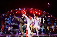 Selain menikmati wahana setiap harinya dilaksanakan parade dan tarian ikon-ikon wahana Trans Studio.