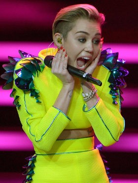 Miley Cyrus Santai Dikritik karena Sering Tampil Seksi di Video Klip