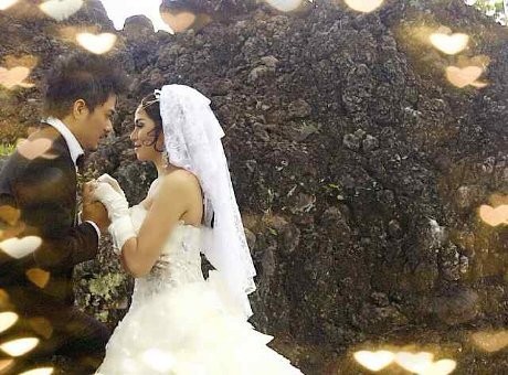 Cinta Penelope Pakai Gaun dari 15 Desainer di Pesta Pernikahannya