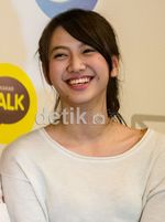 Shania JKT48 Casual dengan Sweatshirt Putih