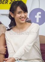 Shania JKT48 Casual dengan Sweatshirt Putih