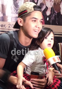 Safeea selalu berada di pangkuan anak pertama Ahmad Dhani, Al di acara jumpa pers tahun baru di Hotel Borobudur, Jakarta Pusat. (dok. detikHOT)