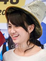 Shania JKT48 Casual dengan Sweatshirt Putih