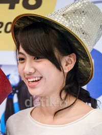 Senyum manis Shania  saat berfoto dengan peserta hangout.