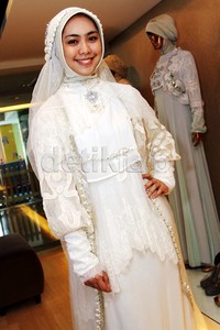 Gaun pernikahan Oki Setiana Dewi seharga Rp 100 juta. (dok. detikHOT)