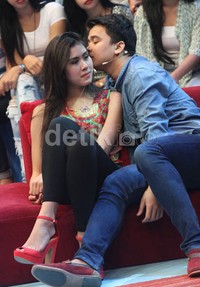 Billy mencium mesra Syahnaz. (dok. detikHOT)