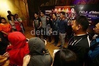 NOAH berpose bersama seorang penggemar.