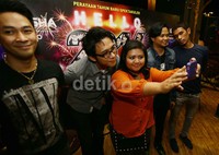 Para penggemar tampak antusias untuk berfoto bersama personel NOAH.