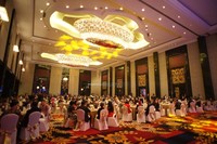 Sebanyak 44 meja bundar mewah berisi masing-masing 10 kursi tertata rapi. (dok. Trans Luxury Hotel)