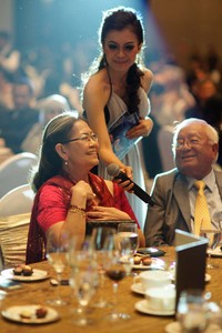 Para tamu tampak menikmati acara gala dinner tersebut. (dok. Trans Luxury Hotel)