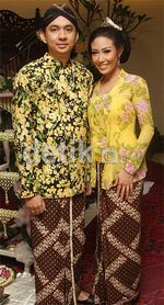 Ayu Dewi dan Suami Gelar Tedak Siten