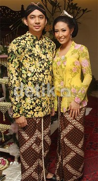 Saya seneng banget, hari ini acaranya Aqila turun tanah atau injek bumi. Cita-cita aku dari dulu kalau punya acara adat dilestarikan, selama ini kan adatnya Gorontalo (suami) sekarang Jawa, kita mau menjunjung tinggi kebudayaan, ujar Ayu antusias. Gus Mun/detikHOT.