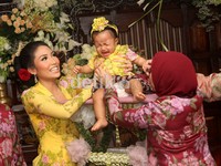 Ayu berharap Aqila dapat menjadi anak yang sukses dan tidak lupa dengan budaya. Gus Mun/detikHOT.