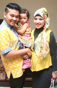 Serba kuning keluarga kecil Indra Bekti. Gus Mun/detikHOT.
