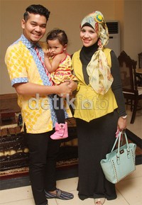 Indra Bekti, Dilla (istri) dan Dafania (anak) saat ditemui di Hotel Grand Hyatt, Jakarta Pusat, Minggu (29/12/2013). Gus Mun/detikHOT.
