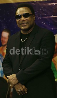 Dalam kesempatan itu, ia tampil serba hitam.