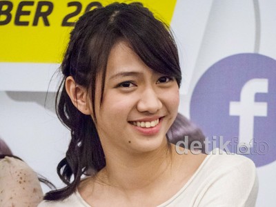 Shania JKT48 Casual dengan Sweatshirt Putih