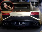 Dua Mobil Lamborghini Emas Syahrini