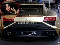 Saat di kawasan SCBD di hari yang sama, terdapat mobil Lamborghini emas tipe Gallardo bernomor polisi B 1 SYR. (Gus Mun/detikHOT)