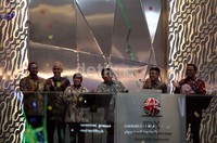 Ketua Dewan Komisioner OJK Muliaman D Hadad menutup perdagangan di BEI, Senin (30/12/2013).